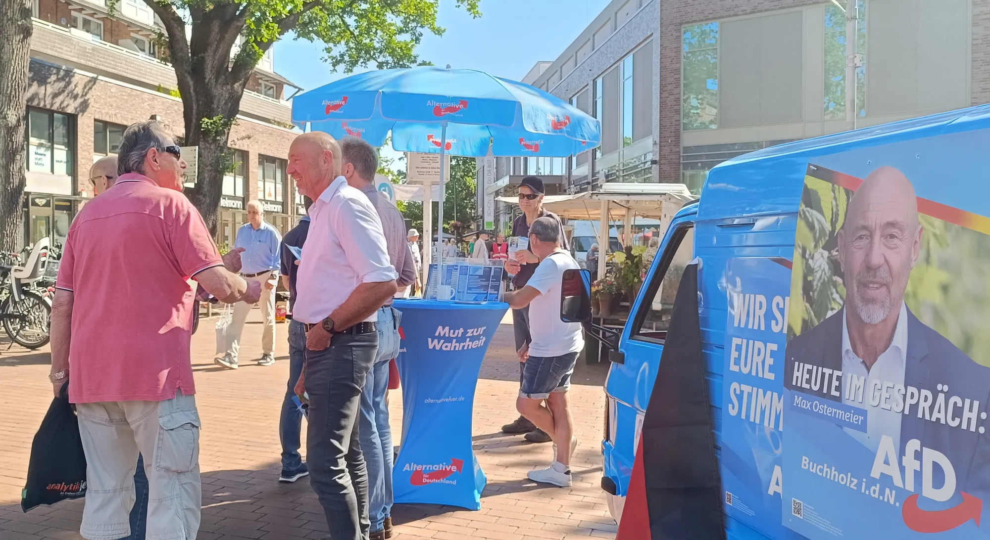 Infostand in der Buchholzer Innenstadt mit Gesprächen