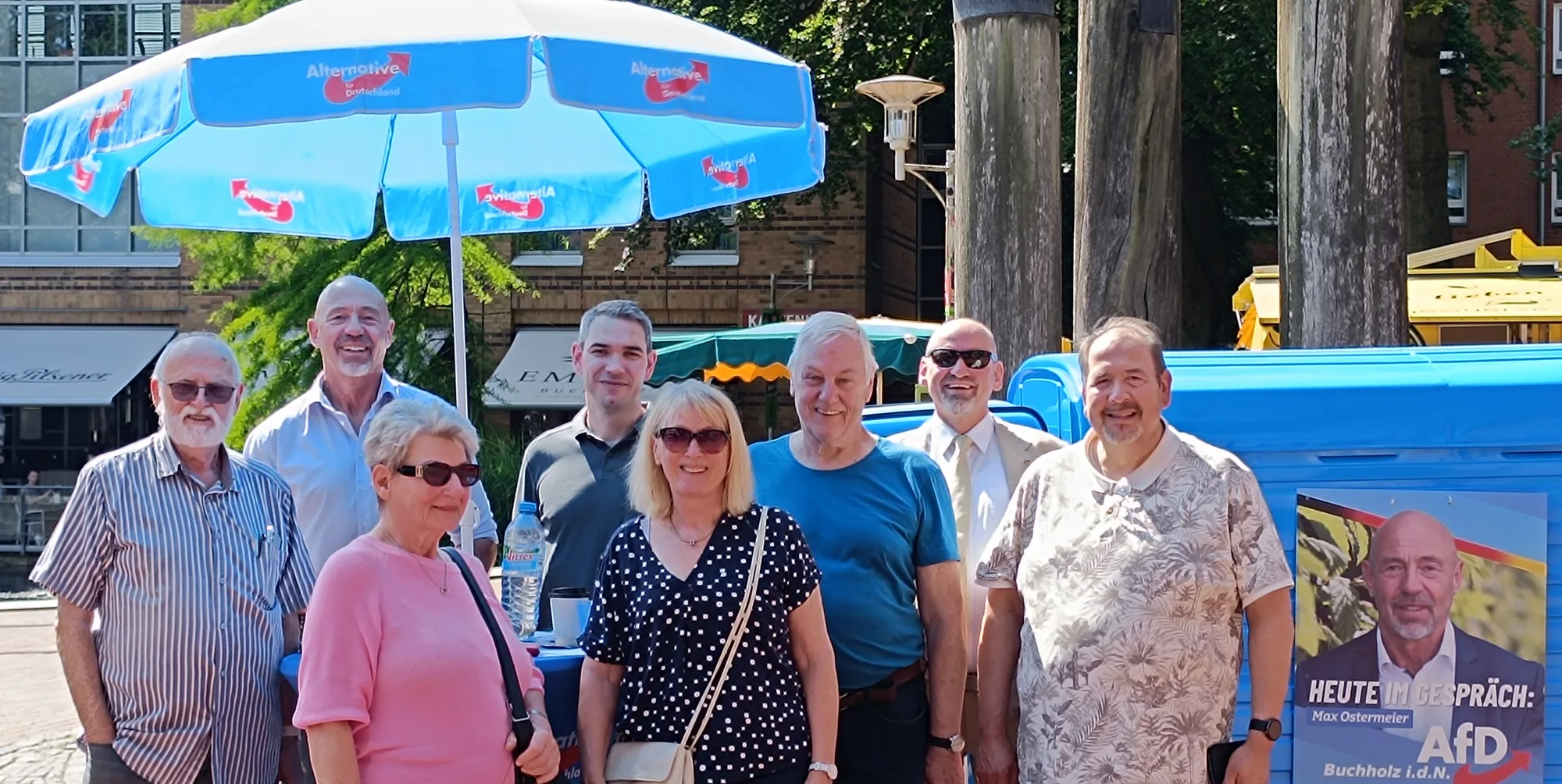 Max Ostermeier mit Bürgerinnen und Bürgern am Infostand in Buchholz