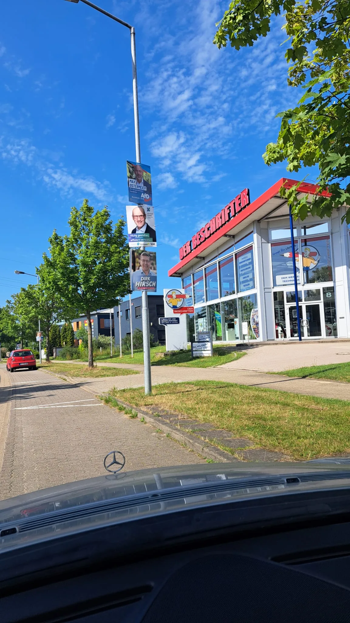 AfD-Wahlplakat Max Ostermeier an einem Laternenmast in Buchholz